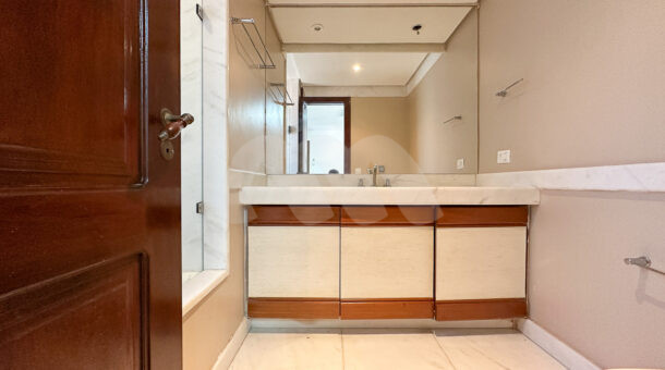 imagem do banheiro da segunda suite da casa duplex estilo retrô à venda no condomínio Novo Leblon