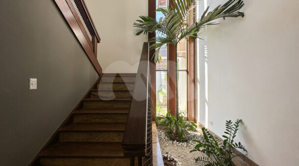 imagem da escada da casa duplex estilo retrô à venda no condomínio Novo Leblon