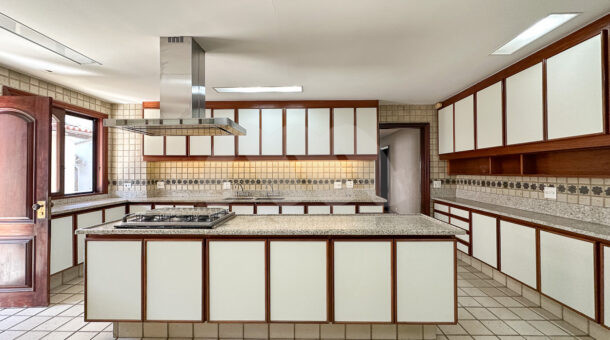 imagem da cozinha da casa duplex estilo retrô à venda no condomínio Novo Leblon