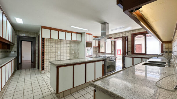 imagem da cozinha com ilha da casa duplex estilo retrô à venda no condomínio Novo Leblon