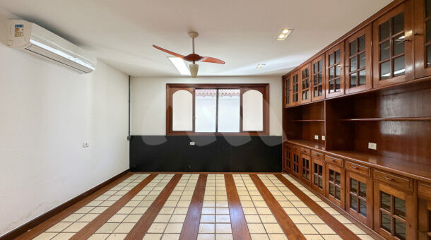 imagem da sala com armários da casa duplex estilo retrô à venda no condomínio Novo Leblon