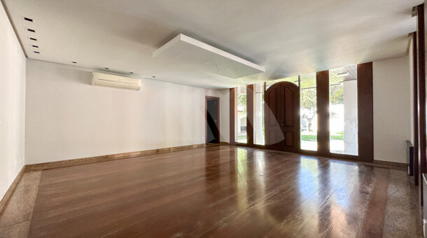 imagem da sala com piso de madeira da casa duplex estilo retrô à venda no condomínio Novo Leblon