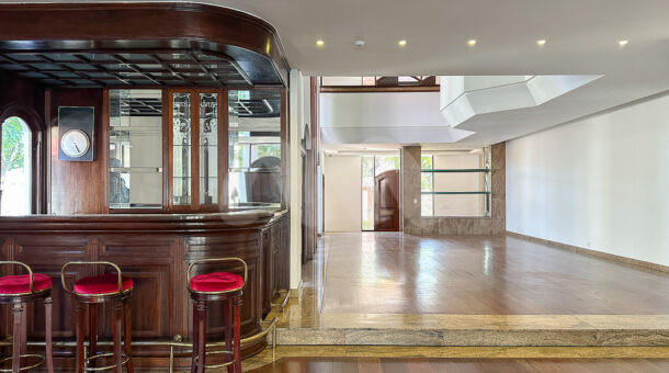 imagem da sala com bar da casa duplex estilo retrô à venda no condomínio Novo Leblon