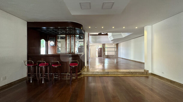 imagem da sala com bar da casa duplex estilo retrô à venda no condomínio Novo Leblon