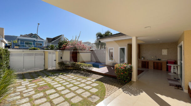 imagem da área externa com piscina e jardim da belíssima casa no Parque das Palmeiras à venda no Recreio dos Bandeirantes