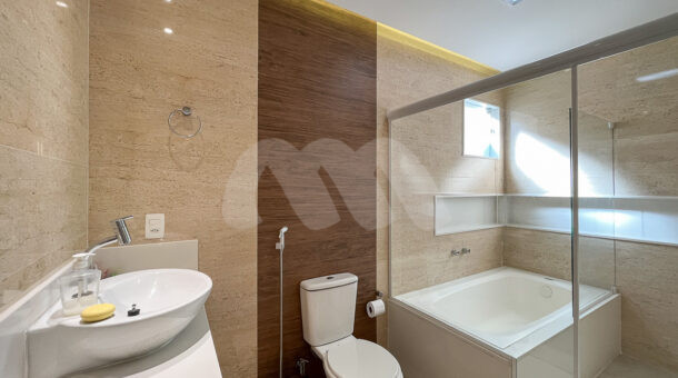 imagem do banheiro do suite master com banheira da belíssima casa no Parque das Palmeiras à venda no Recreio dos Bandeirantes