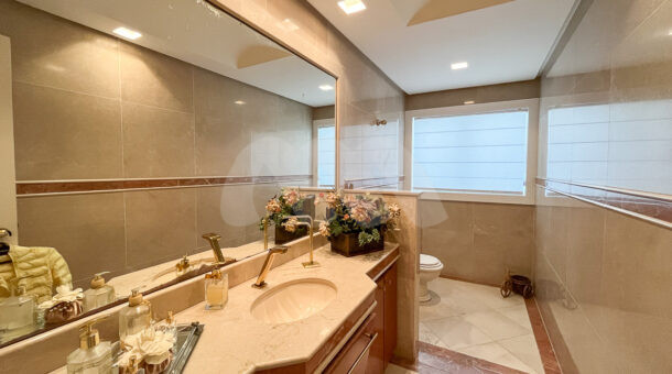 Imagem de lavabo da Casa Duplex à venda na Barra da Tijuca.