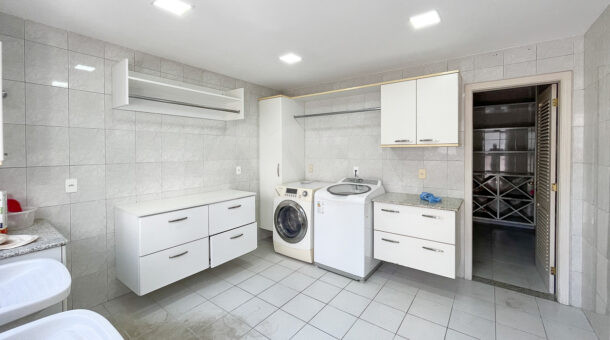 Imagem de lavanderia da Casa Duplex à venda na Barra da Tijuca.
