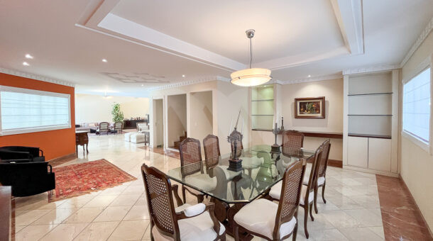 Imagem de sala de jantar da Casa Duplex à venda na Barra da Tijuca.