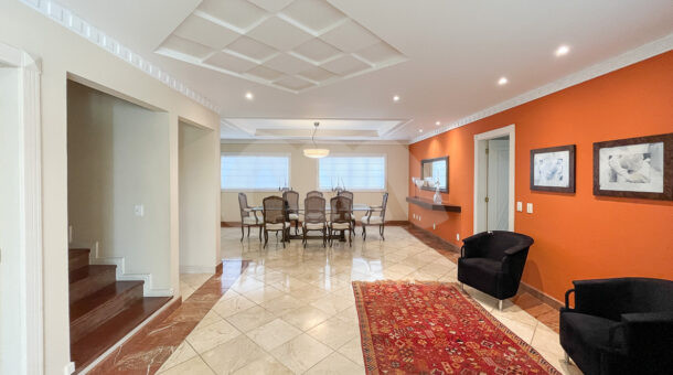 Imagem de sala de estar da Casa Duplex à venda na Barra da Tijuca.