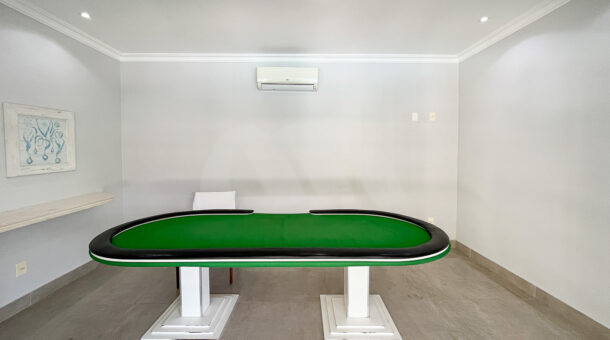 Imagem de mesa de poker da Casa Duplex à venda na Barra da Tijuca.