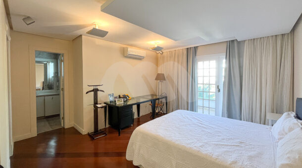 Imagem de quarto da Casa Duplex à venda na Barra da Tijuca.