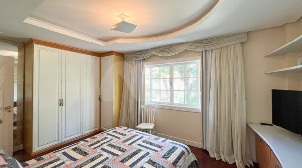 Imagem de ampla suite com armáriios da Casa Duplex à venda na Barra da Tijuca.