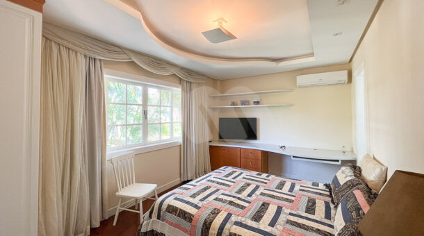 Imagem de suite com escrivaninhada Casa Duplex à venda na Barra da Tijuca.