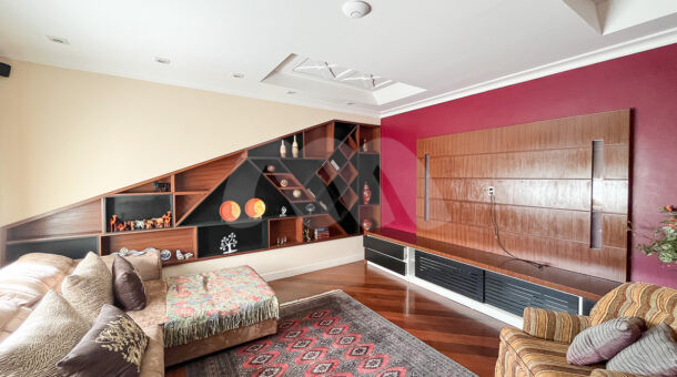 Imagem de sala de tv da Casa Duplex à venda na Barra da Tijuca.