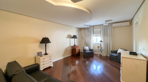 Imagem de ampla suite master da Casa Duplex à venda na Barra da Tijuca.