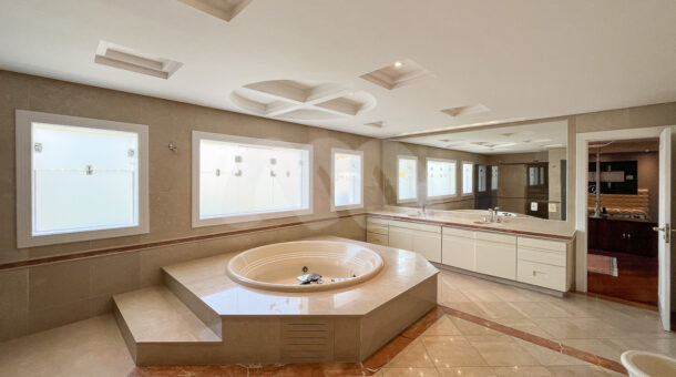 Imagem de banheiro de suite master da Casa Duplex à venda na Barra da Tijuca.
