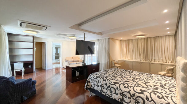 Imagem de suite com cama e tv da Casa Duplex à venda na Barra da Tijuca.