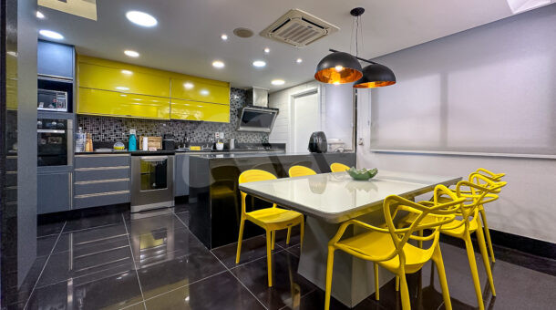 Imagem de cozinha de alto padrão no Condomínio Península na Barra Da Tijuca