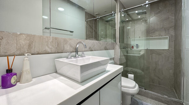 Imagem de banheiro de apartamento de alto padrão no Condomínio Península na Barra Da Tijuca