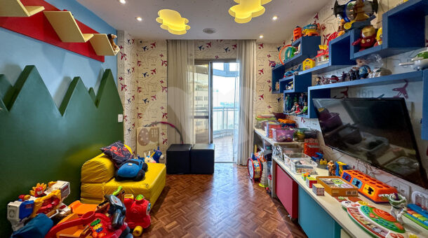 Imagem de quarto de solteiro de apartamento de alto padrão no Condomínio Península na Barra Da Tijuca