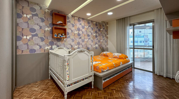 Imagem de quarto de solteiro de apartamento de alto padrão no Condomínio Península na Barra Da Tijuca