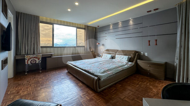 Imagem de quarto de casal de apartamento de alto padrão no Condomínio Península na Barra Da Tijuca