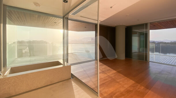 Imagem da suíte com varanda e salão de banho do apartamento no Residences Grand Hyatt com vista infinita à venda