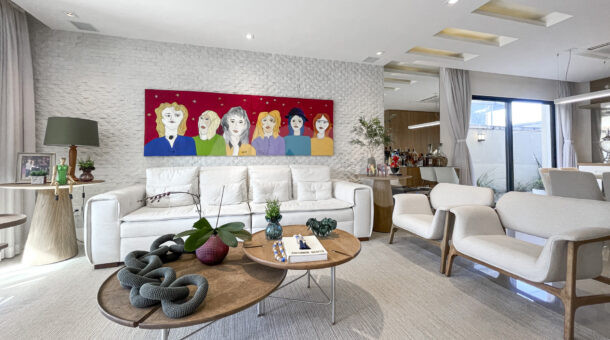 Imagem de ampla sala de estar decorada finamente da Casa Triplex à venda no Parque das Palmeiras no Recreio dos Bandeirantes