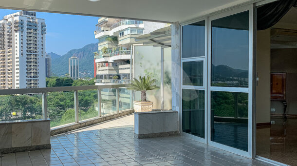 Imagem de ampla varanda do Apartamento à venda na Barra da Tijuca.