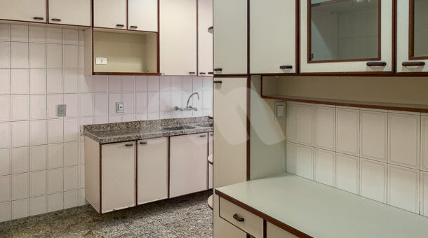 Imagem de cozinha com armários do Apartamento à venda na Barra da Tijuca.