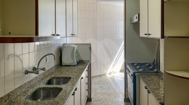 Imagem de cozinha com bancadas do Apartamento à venda na Barra da Tijuca.