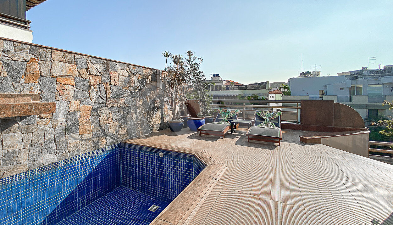 Imagem de ampla area de lazer com piscina da cobertura à venda na Barra da Tijuca.