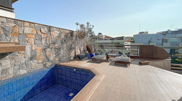 Imagem de ampla area de lazer com piscina da cobertura à venda na Barra da Tijuca.