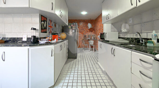 Imagem de cozinha com armários da cobertura à venda na Barra da Tijuca.