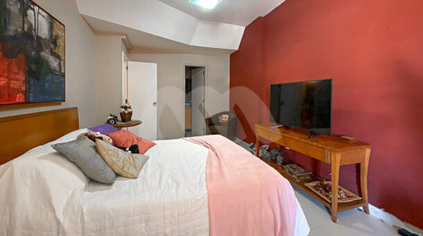 Imagem de quarto com cama de casal da cobertura à venda na Barra da Tijuca.