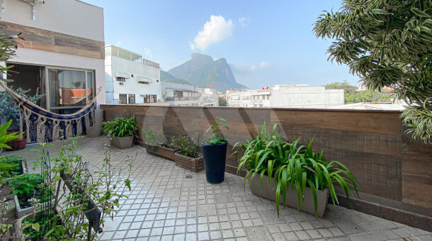 Imagem de varanda com plantas da cobertura à venda na Barra da Tijuca.
