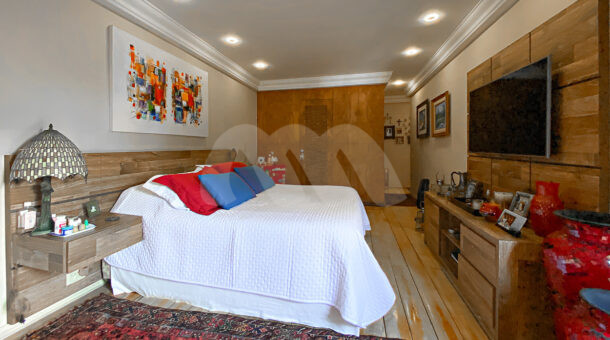 Imagem de suite com cama de casal da cobertura à venda na Barra da Tijuca.