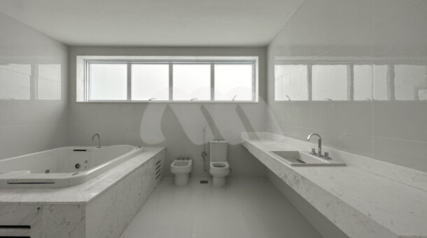 Imagem de banheiro com hidromassagem do Apartamento à venda na Barra da Tijuca