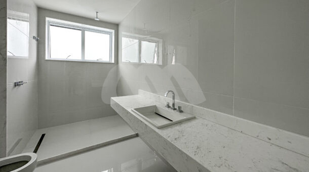Imagem de banheiro com ducha em teto do Apartamento à venda na Barra da Tijuca