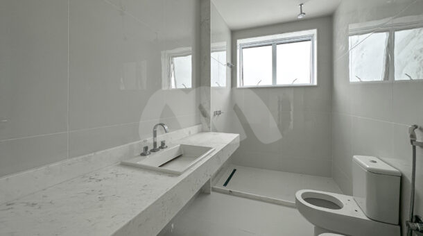 Imagem de banheiro com bancada do Apartamento à venda na Barra da Tijuca