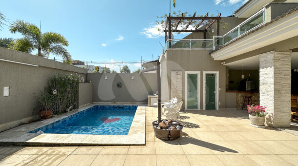 Imagem de piscina da Casa Triplex à venda no Parque das Palmeiras