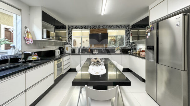 Imagem de cozinha com ilha da Casa Triplex à venda no Parque das Palmeiras