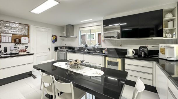 Imagem de ampl cozinha com armários planejados da Casa Triplex à venda no Parque das Palmeiras
