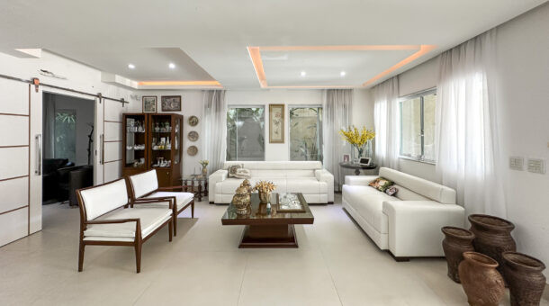 Imagem de ampla sala de estar com móveis da Casa Triplex à venda no Parque das Palmeiras