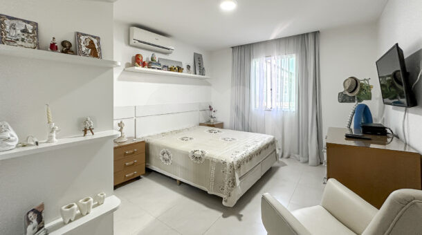Imagem de quarto com cama de casal da Casa Triplex à venda no Parque das Palmeiras