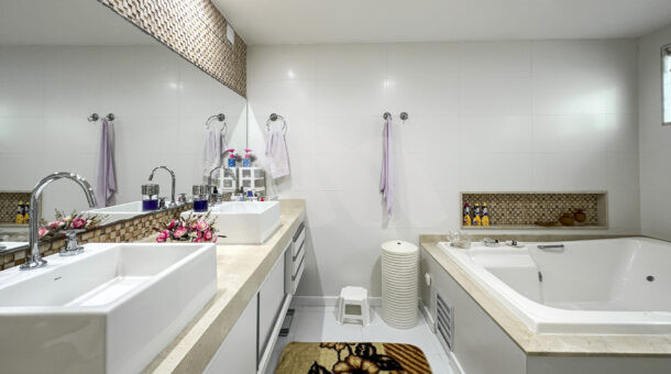 Imagem de amplo banheiro de suite master da Casa Triplex à venda no Parque das Palmeiras