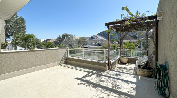 Imagem de terraço pergolado da Casa Triplex à venda no Parque das Palmeiras