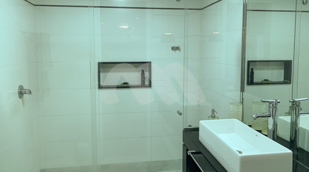 Imagem do banheiro do apartamento duplex com vista panorâmica do mar á venda