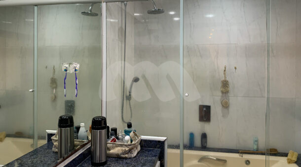 Imagem do banheiro da segunda suíte do apartamento duplex com vista panorâmica do mar á venda